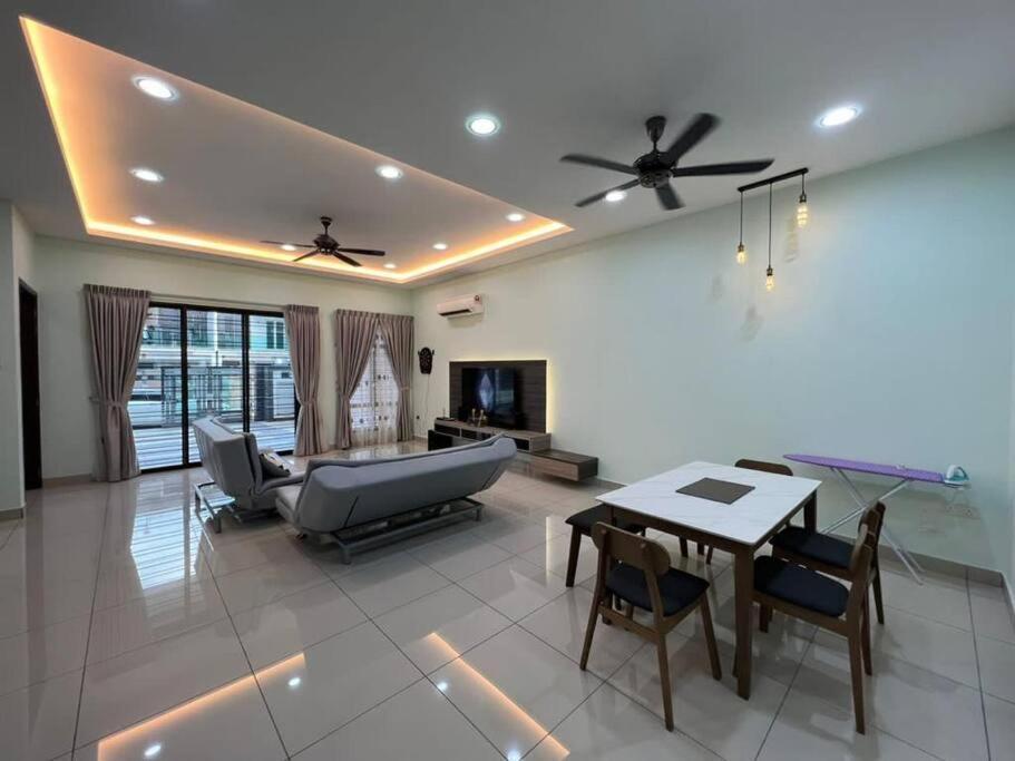 16 Pax Seri Austin Landed House Vila